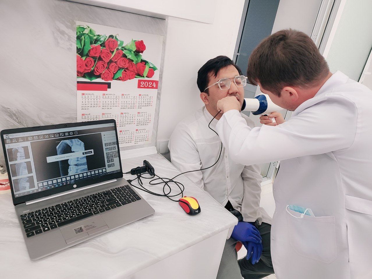Buxoro innovatsion ta'lim va tibbiyot universitetining "Stomatologiya" yo'nalishi talabalari,  "Dolzarb 90 kun" loyihasi doirasida tashkil qilingan to'garakning amaliyot jarayonlarida faol q