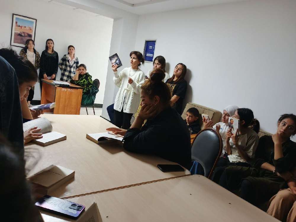 Yotoqxonada yashovchi talabalar bilan davra suhbati o'tkazildi. 