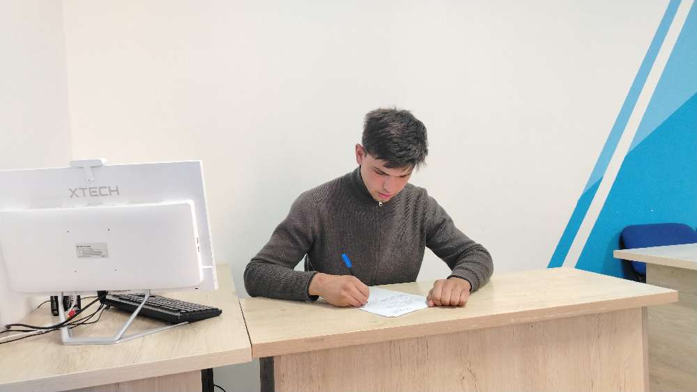 Dars qoldirgan talaba 
