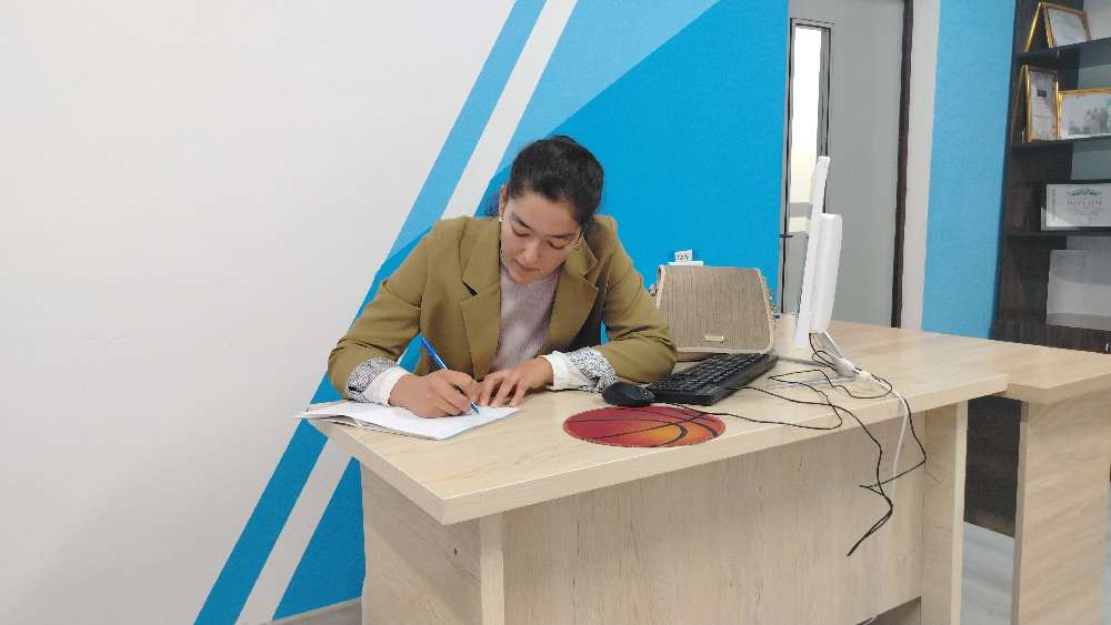 2u25 guruh talabasi Olimova Bibisora darsga kechikib keldi. 