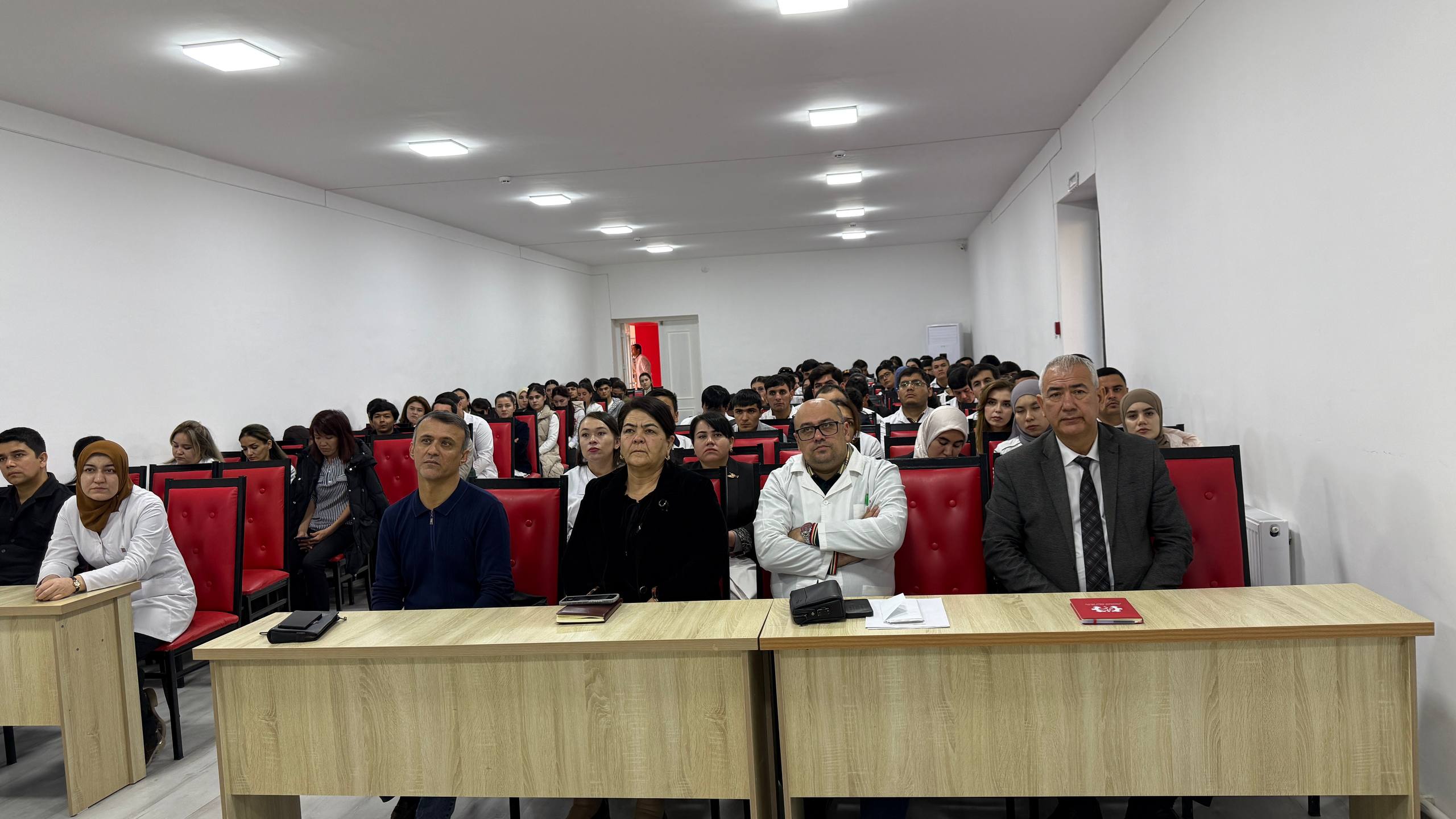 "Uch avlod"an'anasi asosida “Ko‘zga surtgum ustoz bosgan tuproqlarni”